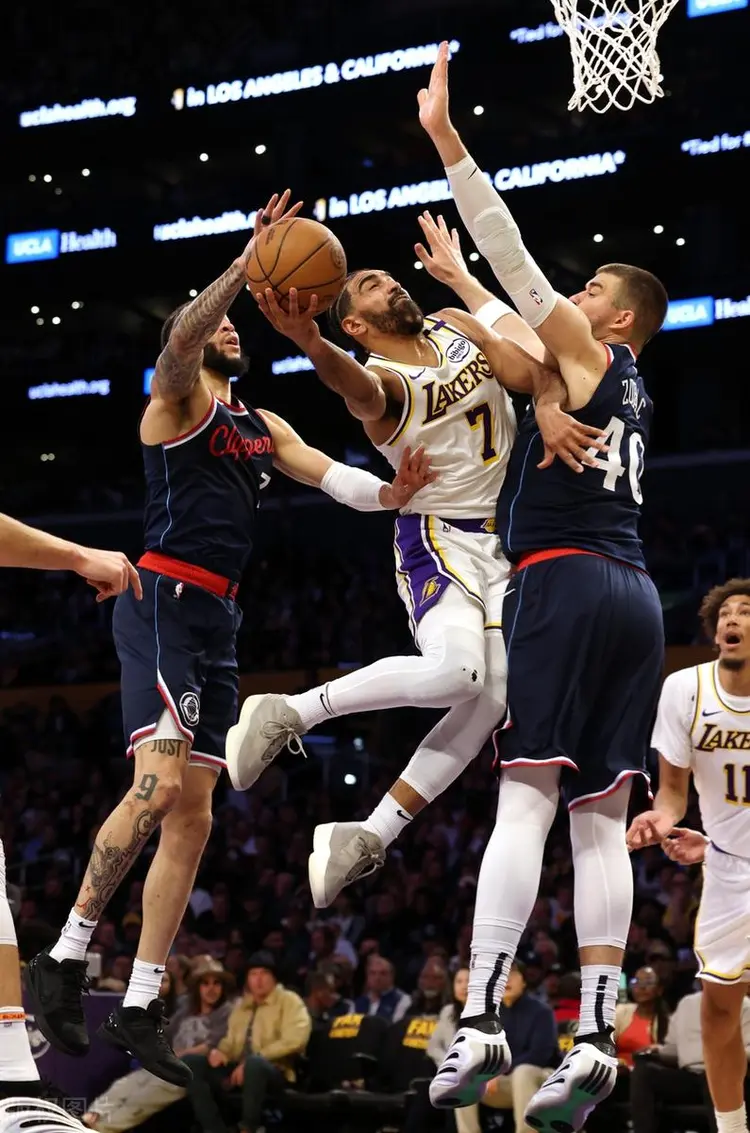 快船惨败湖人遭遇大败 快船惨败湖人遭遇大败