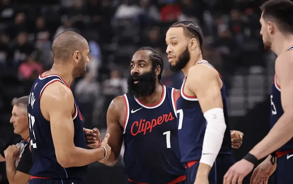 快船客场逆转灰熊取胜