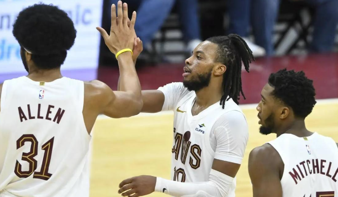 关于公牛客场击败骑士，结束连败的信息