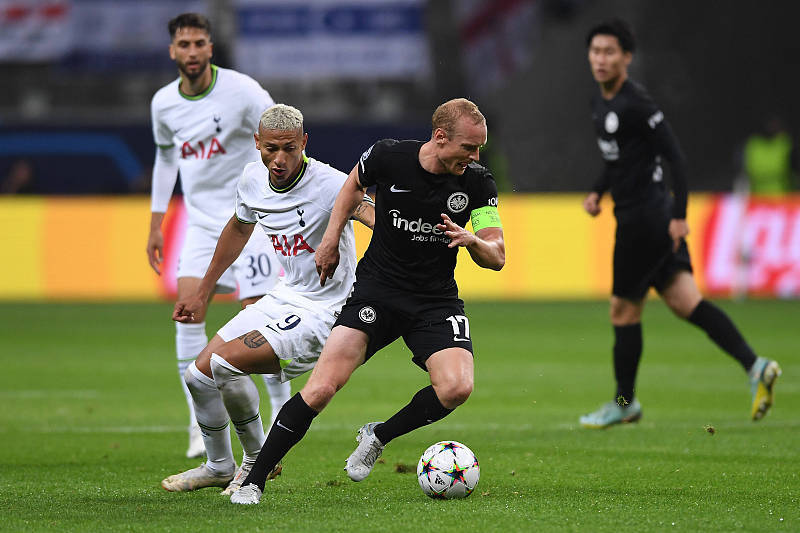 包含汉堡闷平卡尔斯鲁厄，保持低迷状态的词条