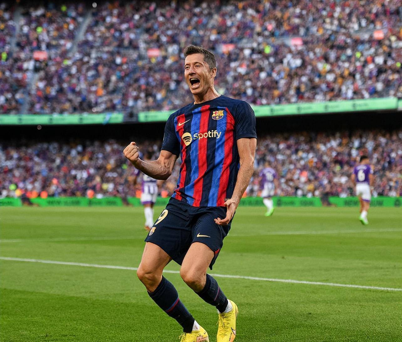 包含巴萨主场大胜皇家社会，距离西甲冠军更近的词条