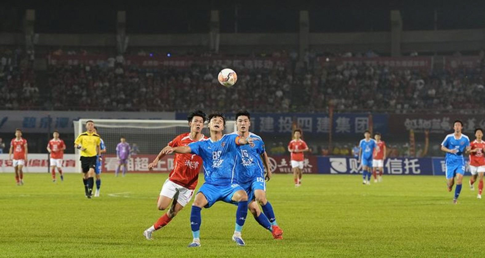 爱游戏官网app-足球联赛战况激烈，各队奋力拼搏