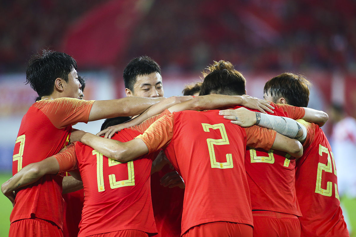 足球联赛战况激烈，各队奋力拼搏