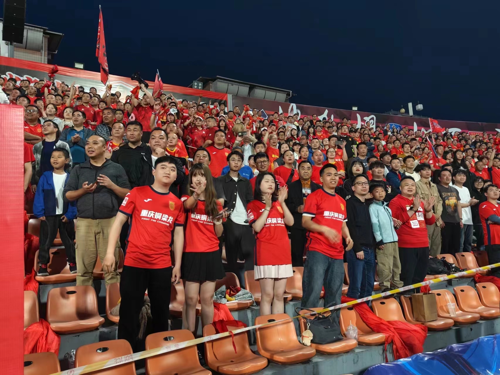 爱游戏网站入口-观众们正在为足球赛事中的精彩纷呈而狂热