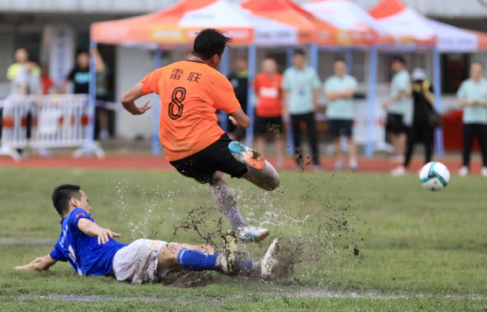 足球比赛中的每一个瞬间都是运动员们拼搏的见证