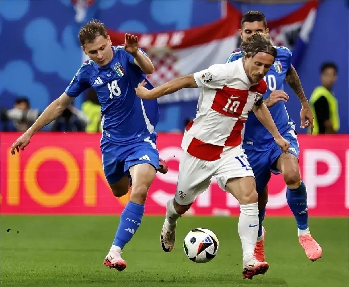 爱游戏课程-阿尔及利亚队球员拼尽全力，积极备战下一轮的简单介绍