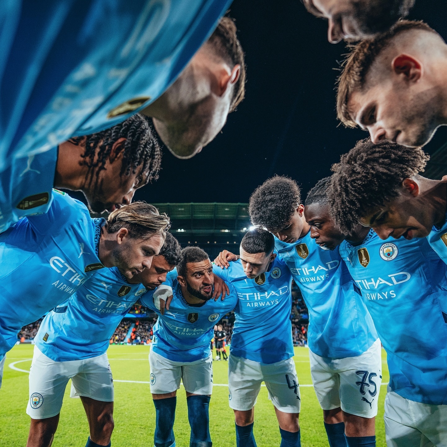 曼城轻松战胜对手，豪取胜利晋级